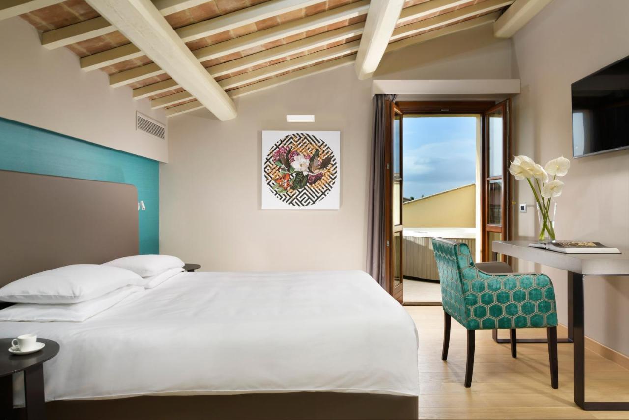 Suite con Vasca Idromassaggio Esterna e Accesso Spa